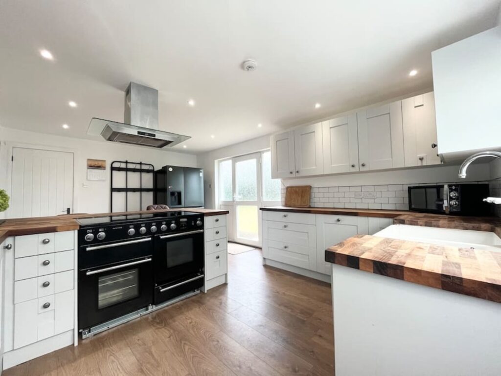 Bright 3 Bed Bungalow in Porthleven with Garden thumbnail