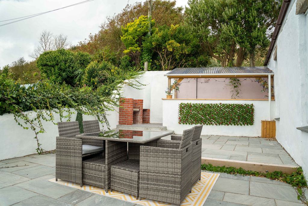 Marazion Charming Retreat for 6 with Social Garden thumbnail