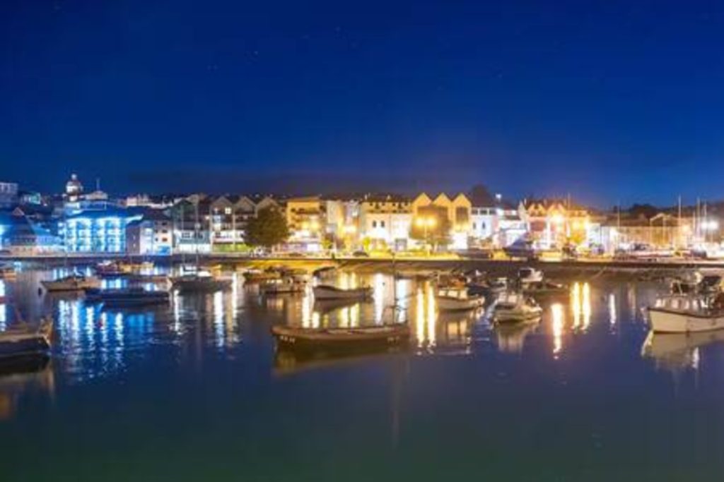 Harbourside apartment with seaviews and parking thumbnail