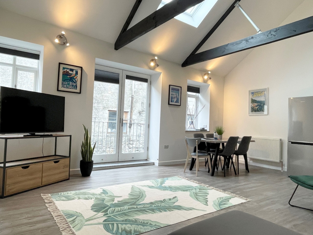 Stunning Reverse Level Townhouse in Penzance thumbnail