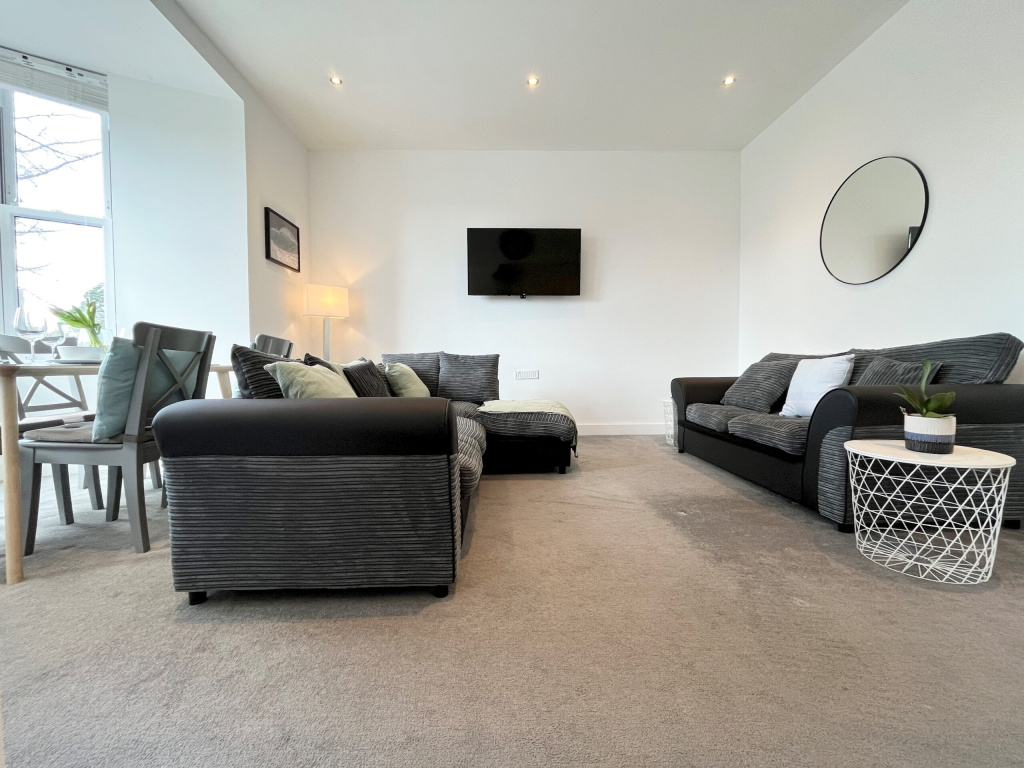 Spacious 2bed Apartment~Parking~Close to Seafront thumbnail