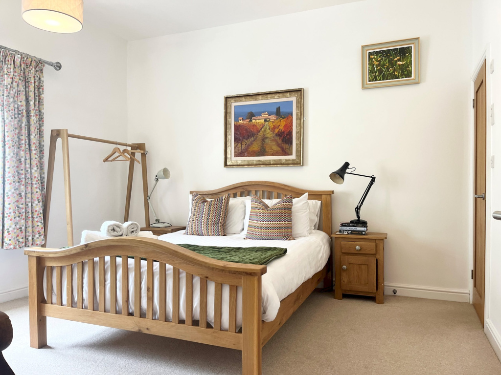 Stylish~Tasteful~2Bed~2Bath~Central~Townhouse thumbnail